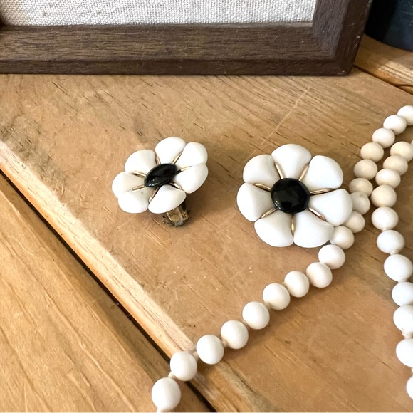 Vintage Milk Glass Black And White Daisy 🌼 Clip On Earrings - Picture 2 of 5